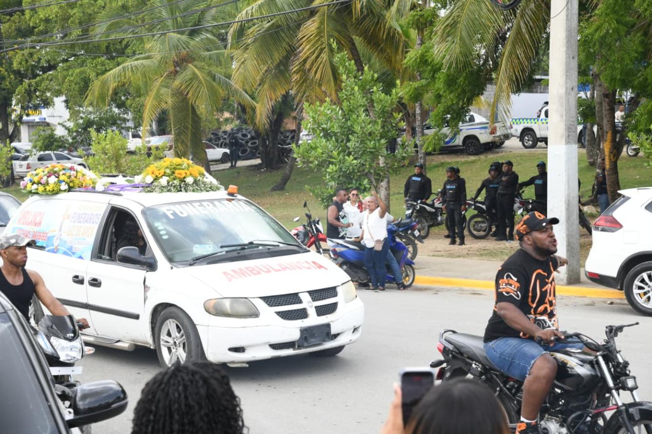 La comunidad de Herrera en Santo Domingo Oeste acompaña el carro fúnebre a la sepultura de Darling Mercado.