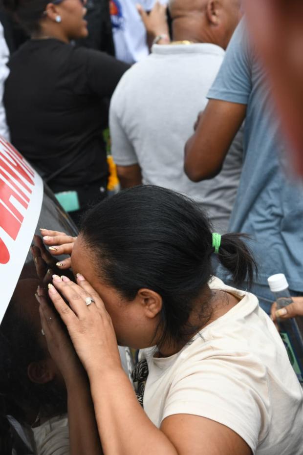 Madre de Darling Mercado llora la partida de su hijo.