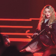 Celebridad. Madonna sorprendió la madrugada del jueves a sus fans en una plaza de París.
