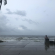 Un fuerte oleaje, ramas en el suelo y residuos de los árboles producto de los vientos de la tormenta tropical Laura es el panorama que se observa este domingo en el Malecón de Santo Domingo/ LISTIN DIARIO