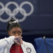 Simone Biles observa las competencia de gimnasia en los Juegos Olímpicos Tokio 2020.