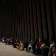 ARCHIVO - Migrantes esperan junto a un muro fronterizo el 23 de agosto del 2022, tras cruzar desde México cerca de Yuma, Arizona. Un aumento en la migración de Venezuela, Cuba y Nicaragua en septiembre elevó el número de cruces ilegales de la frontera al nivel más alto que se haya registrado en un año fiscal, de acuerdo con el Servicio de Aduanas y Protección Fronteriza de Estados Unidos. (AP Foto/Gregory Bull)
ARCHIVO - Migrantes esperan junto a un muro fronterizo el 23 de agosto del 2022, tras cruzar desde México cerca de Yuma, Arizona. Un aumento en la migración de Venezuela, Cuba y Nicaragua en septiembre elevó el número de cruces ilegales de la frontera al nivel más alto que se haya registrado en un año fiscal, de acuerdo con el Servicio de Aduanas y Protección Fronteriza de Estados Unidos. (AP Foto/Gregory Bull)