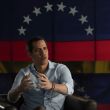 ARCHIVO - El líder opositor Juan Guaidó habla durante una entrevista con Associated Press en Caracas, Venezuela, el jueves 10 de febrero de 2022. Guaidó dijo el martes 25 de abril de 2023 que no busca asilo político en Estados Unidos y que tiene No descartó la posibilidad de presentarse a unas primarias presidenciales previstas para octubre.
