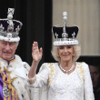 El rey Carlos III de Gran Bretaña con la corona del estado imperial y la reina Camila de Gran Bretaña.