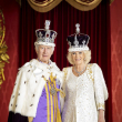 En esta fotografía proporcionada por el Palacio de Buckingham el lunes 8 de mayo de 2023, el rey Carlos III y la reina Camila aparecen en el Salón del Trono del Palacio de Buckingham, Londres.