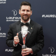 El futbolista argentino Lionel Messi posa después de recibir el premio al deportista del año en la ceremonia de los Premios Deportivos Laureus en París, el lunes 8 de mayo de 2023.