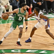 Jayson Tatum, de los Celtics de Boston, se dirige al canasto ante la defensa de Tyrese Maxey, de los Sixers, en el séptimo partido de la semifinal del Este.