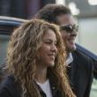 Shakira, centro, y Carlos Vives, derecha, llegan a un juzgado en Madrid el miércoles 27 de marzo del 2019.