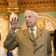 El escritor Mario Vargas Llosa junto al presidente dominicano Luis Abinader en el Palacio Nacional.