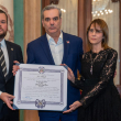 El presidente Luis Abinader entrega el reconocimiento a familiares de Jorge Mera.