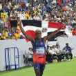 Alexander Ogando celebra con la bandera dominicana tras ganar la medalla de oro en los 200 metros planos.