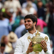 Carlos Alcaraz sostiene el trofeo de ganador tras vencer a Novak Djokovic en la final individual masculino de Wimbledon el 16 de julio de 2023