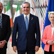 El presidente Luis Abinader junto al presidente del Consejo Europeo, Carles Miochel, y la presidenta de la Comisión Europea, Ursula von der Leyen.