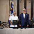 Ángel Hernández, el presidente Luis Abinader y Eduardo Hidalgo, tras la firma del acuerdo.