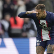 Neymar del Paris Saint-Germain tras anotar un gol ante Lille en la liga francesa