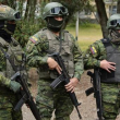 Soldados y guardias custodiando las elecciones realizadas este domingo en Ecuador.