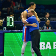 El entrenador Néstor -Che- García comparte un abrazo con Eloy Vargas durante uno de los partidos de la primera ronda de la Copa Mundial de Baloncesto.