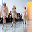 Modelos caminan por la pasarela durante el desfile de moda Indonesia Now en Gallery at Spring Studios el 13 de septiembre de 2023 en la ciudad de Nueva York.