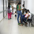 Los padres continúan llevando a sus hijos a los hospitales con síntomas febriles, con el temor constante de que se trate de dengue.