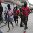 Miembros armados de la pandilla "G9 y Familia" participan en una marcha contra el primer ministro de Haití, Ariel Henry, en Puerto Príncipe, Haití, el 19 de septiembre de 2023.