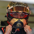 El piloto holandés de Red Bull Racing, Max Verstappen, se pone el casco durante la primera sesión de práctica para el Gran Premio de México de Fórmula Uno, en el autódromo Hermanos Rodríguez en la Ciudad de México el 27 de octubre de 2023.