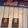 Placas de Osvaldo Virgil y Juan José Alicea en el Salón de la Fama Latinoamericano de los Mets