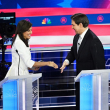 Nikki Haley estrecha la mano de Ron DeSantis, al final del tercer debate de las primarias presidenciales republicanas