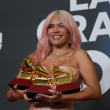Karol G posa con sus premios durante la ceremonia de entrega de la 24ª edición de los Grammy Latinos