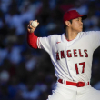 El abridor de los Angelinos de Los Ángeles, Shohei Ohtani, lanza durante un partido de béisbol contra los Dodgers de Los Ángeles en Anaheim.