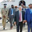 El presidente de Guyana Irfaan Ali (d) con el primer ministro de San Vicente y las Granadinas, Ralph Gonsalves, cuando Ali llegaba a Argyle, San Vicente, ayer.