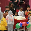 Una tarta de cumpleaños es presentada al Papa Francisco por su 87 cumpleaños durante una audiencia a los niños del dispensario Santa Marta en la sala Pablo-VI