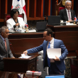 El senador de La Romana, Iván Silva, presenta documentos al ministro de la presidencia