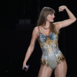 Taylor Swift actúa durante la gira "The Eras Tour", el lunes 7 de agosto de 2023, en el estadio SoFi de Los Ángeles
