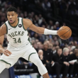 Giannis Antetokounmpo busca hacer ofensiva durante el partido contra Dallas.