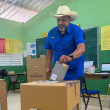 Santiago Riverón mientras ejercía su derecho al voto en Dajabón.