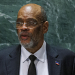 EA5556. NUEVA YORK (ESTADOS UNIDOS), 04/03/2024.- Fotografía de archivo fechada el 22 de septiembre de 2023 del Primer Ministro de Haití, Ariel Henry, durante el 78º período de sesiones de la Asamblea General de las Naciones Unidas en la Sede de las Naciones Unidas en Nueva York (EE. UU).  El primer ministro Ariel Henry, un prestigioso neurocirujano que asumió hace 30 meses la jefatura de Gobierno en Haití, no ha podido poner freno a la grave crisis en la empobrecida nación, azotada aún más desde el jueves pasado por la violencia extrema de las bandas, sin que por el momento se conozca su paradero. Henry sigue este lunes fuera del país, aunque hay fuertes rumores de que su regreso podría ser inminente, y la última información que se tiene de él es que el sábado abandonó Kenia, adonde viajó para tratar el envío de la misión multinacional de apoyo a la seguridad que espera Haití. EFE/ Sarah Yenesel NO SALES EPA ZONE