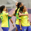 Jugadores de Brasil se felicitan tras marcar un gol.