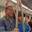 Osvaldo Ríos compartiendo en el Metro de Santo Domingo