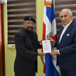 El doctor Benjamín Rosario Sosa recibe certificado del director de Conape, doctor José García Ramírez.