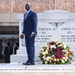 El presidente de Kenia, William Ruto, hace una pausa después de depositar una corona de flores en las tumbas de Martin Luther King Jr. y Corett Scott King, durante una visita al King Center, el lunes 20 de mayo de 2024, en Atlanta.