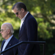 El presidente Joe Biden, centro, y su hijo Hunter Biden
