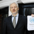 El fundador de WikiLeaks Julian Assange habla desde el balcón de la embajada de Ecuador en Londres, el 5 de febrero de 2016.