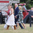 Joe Biden camina con la primera dama Jill Biden, mientras sus nietas Natalie y Finnegan caminan delante en Oceanport, Nueva Jersey, el 29 de junio de 2024