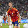 Dani Olmo, de España, celebra tras anotar el segundo gol frente a Francia en la semifinal de la Eurocopa.