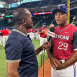 Adrián Beltré, mánager del equipo Futuras Estrellas, al ser entrevistado por Daniel Reyes.