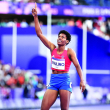 Marileidy Paulino señala hacia el cielo luego de ganar el oro en París 2024.