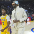 El base de Los Angeles Lakers, Bronny James (9), abandona la cancha con el delantero LeBron James durante el entretiempo de un partido de pretemporada de la NBA contra los Golden State Warriors en San Francisco.