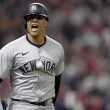 Juan Soto celebra luego de conectar el jonrón decisivo que le dio a los Yankees el pase a la Serie Mundial.