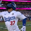 Teoscar Hernández observa al cielo luego de disparar un jonrón de dos vueltas , los cuales fueron calves para el éxito de los Dodgers.