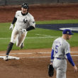 Anthony Volpe recorre las bases luego de conectar un grand slam en el cuarto partido de la Serie Mundial.